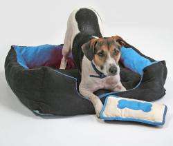 Entdecken Sie unser kuscheliges Hundebett, das nicht nur durch seine traumhafte Optik besticht, sondern auch höchsten Komfort für Ihren Vierbeiner bietet. Der Außenrand und das Kissen sind aus hochwertigem schwarzem Velourstoff gefertigt, während der Innenrand aus edlem Samtvelour in einer angesagten Trendfarbe besteht. Der praktische Kunststoffboden schützt vor Nässe und sorgt für eine lange Lebensdauer. Das herausnehmbare Kissen ist ideal zum Kuscheln und Spielen und wird durch ein passendes Kissen ergänzt. Mit den Außenmaßen von ca. 72 x 60 x 18 cm ist dieses Hundebett perfekt für kleine bis mittelgroße Hunde. Pflegeleicht und waschbar bei 30° C, ist es die ideale Wahl für alle, die ein stilvolles und funktionales Hundebett suchen." **Keywords:** Hundebett, kuschelig, hochwertig, Velourstoff, Samtvelour, Näseschutz, herausnehmbar, pflegeleicht, stilvoll.