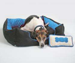 Entdecken Sie unser kuscheliges Hundebett, das nicht nur durch seine traumhafte Optik besticht, sondern auch höchsten Komfort für Ihren Vierbeiner bietet. Der Außenrand und das Kissen sind aus hochwertigem schwarzem Velourstoff gefertigt, während der Innenrand aus edlem Samtvelour in einer angesagten Trendfarbe besteht. Der praktische Kunststoffboden schützt vor Nässe und sorgt für eine lange Lebensdauer. Das herausnehmbare Kissen ist ideal zum Kuscheln und Spielen und wird durch ein passendes Kissen ergänzt. Mit den Außenmaßen von ca. 72 x 60 x 18 cm ist dieses Hundebett perfekt für kleine bis mittelgroße Hunde. Pflegeleicht und waschbar bei 30° C, ist es die ideale Wahl für alle, die ein stilvolles und funktionales Hundebett suchen." **Keywords:** Hundebett, kuschelig, hochwertig, Velourstoff, Samtvelour, Näseschutz, herausnehmbar, pflegeleicht, stilvoll.