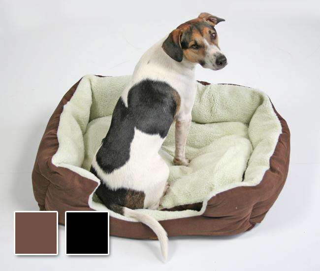 Dieses kuschelige und superbequeme Hundebett ist der perfekte Rückzugsort für Ihren vierbeinigen Freund. Der Außenrand aus hochwertigem Velourstoff und der innere Rand aus weichem Teddyplüsch sorgen für maximalen Komfort und Geborgenheit. Der Boden aus robustem Kunststoff bietet effektiven Nässeschutz, sodass Sie sich keine Sorgen um Verschmutzungen machen müssen. Das praktische Wendekissen ist lose eingelegt und bietet zwei Seiten zur Auswahl: Eine Seite ist aus Velour, die andere aus Teddyplüsch, ideal für jede Jahreszeit. Mit Außenmaßen von ca. 72 x 60 x 18 cm und Innenmaßen von ca. 60 x 47 cm passt dieses Hundebett in jeden Wohnraum. Ihr Liebling wird begeistert sein, und Sie können es ganz einfach bei 30° C per Handwäsche reinigen. Gönnen Sie Ihrem Hund den besten Schlafplatz mit diesem hochwertigen und günstigen Hundebett!