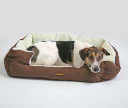 Dieses kuschelige und superbequeme Hundebett ist der perfekte Rückzugsort für Ihren vierbeinigen Freund. Der Außenrand aus hochwertigem Velourstoff und der innere Rand aus weichem Teddyplüsch sorgen für maximalen Komfort und Geborgenheit. Der Boden aus robustem Kunststoff bietet effektiven Nässeschutz, sodass Sie sich keine Sorgen um Verschmutzungen machen müssen. Das praktische Wendekissen ist lose eingelegt und bietet zwei Seiten zur Auswahl: Eine Seite ist aus Velour, die andere aus Teddyplüsch, ideal für jede Jahreszeit. Mit Außenmaßen von ca. 72 x 60 x 18 cm und Innenmaßen von ca. 60 x 47 cm passt dieses Hundebett in jeden Wohnraum. Ihr Liebling wird begeistert sein, und Sie können es ganz einfach bei 30° C per Handwäsche reinigen. Gönnen Sie Ihrem Hund den besten Schlafplatz mit diesem hochwertigen und günstigen Hundebett!