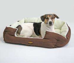 Dieses kuschelige und superbequeme Hundebett ist der perfekte Rückzugsort für Ihren vierbeinigen Freund. Der Außenrand aus hochwertigem Velourstoff und der innere Rand aus weichem Teddyplüsch sorgen für maximalen Komfort und Geborgenheit. Der Boden aus robustem Kunststoff bietet effektiven Nässeschutz, sodass Sie sich keine Sorgen um Verschmutzungen machen müssen. Das praktische Wendekissen ist lose eingelegt und bietet zwei Seiten zur Auswahl: Eine Seite ist aus Velour, die andere aus Teddyplüsch, ideal für jede Jahreszeit. Mit Außenmaßen von ca. 72 x 60 x 18 cm und Innenmaßen von ca. 60 x 47 cm passt dieses Hundebett in jeden Wohnraum. Ihr Liebling wird begeistert sein, und Sie können es ganz einfach bei 30° C per Handwäsche reinigen. Gönnen Sie Ihrem Hund den besten Schlafplatz mit diesem hochwertigen und günstigen Hundebett!