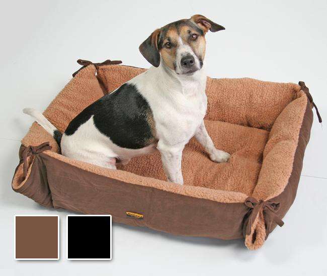Dieses superbequeme und kuschelige Hundebett ist der perfekte Rückzugsort für Ihren vierbeinigen Freund. Der Außenbezug aus hochwertigem Velourstoff in eleganter Wildlederoptik sorgt für ein stilvolles Ambiente, während das weiche Teddyplüsch im Inneren maximalen Komfort bietet. Durch das Lösen der Schleifen an den Ecken verwandelt sich das Hundebett im Handumdrehen in eine flache Ruhedecke, ideal für unterwegs oder zu Hause. Mit den Außenmaßen von ca. 72 x 60 x 18 cm und einer großzügigen Deckenfläche von ca. 80 x 90 cm bietet es ausreichend Platz für kleine und mittelgroße Hunde. Pflegeleicht und hygienisch, kann das Hundebett bei 30°C von Hand gewaschen werden. Gönnen Sie Ihrem Hund den Komfort, den er verdient – mit diesem hochwertigen und gleichzeitig günstigen Hundebett!