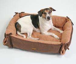 Dieses superbequeme und kuschelige Hundebett ist der perfekte Rückzugsort für Ihren vierbeinigen Freund. Der Außenbezug aus hochwertigem Velourstoff in eleganter Wildlederoptik sorgt für ein stilvolles Ambiente, während das weiche Teddyplüsch im Inneren maximalen Komfort bietet. Durch das Lösen der Schleifen an den Ecken verwandelt sich das Hundebett im Handumdrehen in eine flache Ruhedecke, ideal für unterwegs oder zu Hause. Mit den Außenmaßen von ca. 72 x 60 x 18 cm und einer großzügigen Deckenfläche von ca. 80 x 90 cm bietet es ausreichend Platz für kleine und mittelgroße Hunde. Pflegeleicht und hygienisch, kann das Hundebett bei 30°C von Hand gewaschen werden. Gönnen Sie Ihrem Hund den Komfort, den er verdient – mit diesem hochwertigen und gleichzeitig günstigen Hundebett!