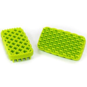 Entdecken Sie die innovative Hundebürste aus hochwertigem, flexiblem Silikon, die Ihrem Vierbeiner während des Bürstens eine wohltuende Massage bietet. Diese ergonomisch gestaltete Bürste liegt hervorragend in der Hand und sorgt für ein angenehmes Erlebnis für Sie und Ihren Hund. Zudem ist das strapazierfähige Material spülmaschinenfest, was die Reinigung und Pflege der Bürste zum Kinderspiel macht. Gönnen Sie Ihrem Hund das beste Pflegeerlebnis – für ein glänzendes Fell und eine entspannte Zeit beim Bürsten!