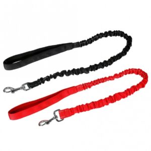 Die hochwertige Hundeleine mit integriertem Stretch-Element sorgt für entspannte Spaziergänge für Hund und Mensch. Diese innovative Leine bietet eine Länge von ca. 90 - 120 cm und eine Breite von ca. 25 mm, ideal für alle Hunderassen. Dank des flexiblen Materials federt die Leine plötzliche Bewegungen sanft ab und verhindert unangenehme Rucke, die den Rücken und Hals des Hundes sowie den Arm und die Schulter des Herrchens oder Frauchens belasten könnten. Ihr Hund erhält durch die sanfte Dämpfung ein klares Signal, langsamer zu werden oder weiterzugehen. Wählen Sie die Leine in ansprechendem Rot für stilvolle Spaziergänge und genießen Sie die Vorteile einer hochwertigen, stressfreien Hundeleine.