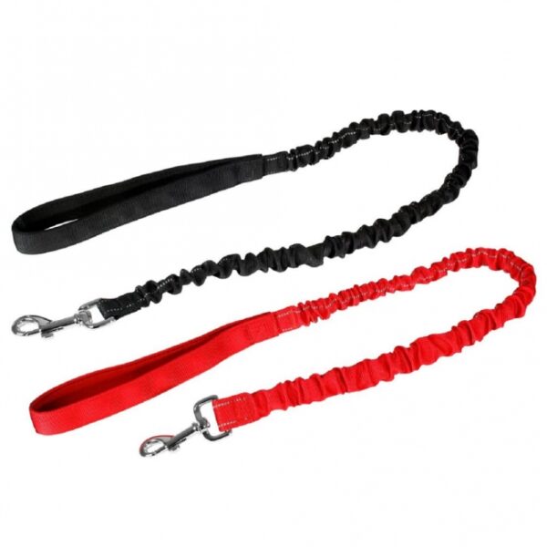 Die hochwertige Hundeleine mit integriertem Stretch-Element sorgt für entspannte Spaziergänge für Hund und Mensch. Diese innovative Leine bietet eine Länge von ca. 90 - 120 cm und eine Breite von ca. 25 mm, ideal für alle Hunderassen. Dank des flexiblen Materials federt die Leine plötzliche Bewegungen sanft ab und verhindert unangenehme Rucke, die den Rücken und Hals des Hundes sowie den Arm und die Schulter des Herrchens oder Frauchens belasten könnten. Ihr Hund erhält durch die sanfte Dämpfung ein klares Signal, langsamer zu werden oder weiterzugehen. Wählen Sie die Leine in ansprechendem Rot für stilvolle Spaziergänge und genießen Sie die Vorteile einer hochwertigen, stressfreien Hundeleine.