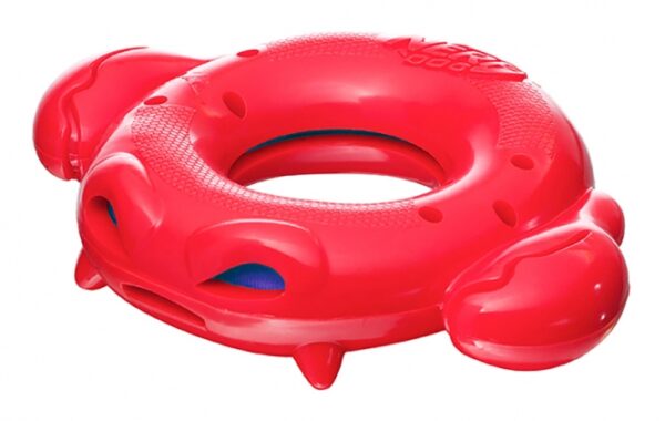 Die Super Soaker Wasserpistolen von Hasbro sind weltbekannt für ihren Spaß und ihre Qualität. Die neuen Super Soaker Hundespielzeuge kombinieren die bewährte Qualität der NERF Dog Spielzeuge mit den spritzigen und erfrischenden Eigenschaften der Super Soaker Wasserspielzeuge. Ideal für die warme Jahreszeit, bieten diese Spielzeuge Ihrem Hund eine erfrischende Abkühlung und garantieren unendlichen Spaß im Wasser. Alle Modelle, wie der Krabbenring, Hai-Football und Alligator, sind schwimmfähig und können mit Wasser vollgesogen werden, was die Erfrischung für Ihren Hund noch verstärkt. Darüber hinaus können die Schwammspielzeuge sogar eingefroren werden, um zusätzliche Kühlung an heißen Tagen zu bieten. Mit den Super Soaker Spielzeugen von NERF Dog sind Werfen, Ziehen, Springen und Schwimmen für Hund und Halter ein aufregendes Vergnügen. Der Krabbenring hat eine Größe von ca. 18 x 13 x 3,5 cm und ist perfekt für fröhliche Spielstunden im Wasser.