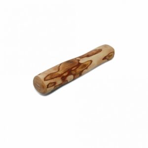 Hunde haben ein natürliches Bedürfnis, auf Holz zu kauen, und das Olivenholz bietet die perfekte Lösung, um dieses Kauen zu befriedigen. Bei jedem Spaziergang durch den Wald nehmen viele Hunde einen Stock oder ein Stück Holz mit nach Hause. Unsere hochwertigen Olivenholz Kaustangen sind eine ausgezeichnete Alternative zu den beliebten Gorilla Kauholz- und Kaustangen. Mit ihrer leicht angeschliffenen Rinde sind sie besonders verlockend für Ihren Vierbeiner. Das Olivenholz zerkaut Ihr Hund in kleine, gefahrlose Fasern, die problemlos heruntergeschluckt und auf natürliche Weise verdaut werden können, ohne dass Splitter entstehen, die Ihrem Hund schaden könnten. So garantieren die Olivenholz Kaustangen nicht nur Kauspaß, sondern minimieren auch das Verletzungsrisiko. **Vorteile der Olivenholz Kaustangen auf einen Blick:** - Geruchsarm und angenehm für die Wohnung - Kein Verletzungsrisiko durch splitterfreies Holz - Keine Gewichtszunahme, da es sich um ein natürliches Produkt handelt - Ungiftig und sicher für Ihren Hund - Unwiderstehlicher natürlicher Geschmack dank der teilweise erhaltenen Rinde - Die Fasern lösen sich auf, sodass sie unbedenklich geschluckt werden können Bitte wählen Sie die Größe der Kaustangen entsprechend der Größe und Beißkraft Ihres Hundes aus. Größe S wiegt ca. 40g - 99g. Gönnen Sie Ihrem Hund das beste Kauvergnügen mit unseren Olivenholz Kaustangen!