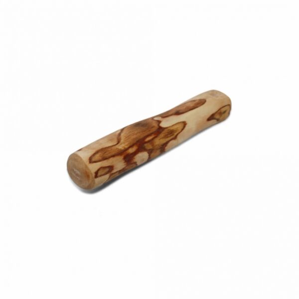 Hunde haben ein natürliches Bedürfnis, auf Holz zu kauen, und das Olivenholz bietet die perfekte Lösung, um dieses Kauen zu befriedigen. Bei jedem Spaziergang durch den Wald nehmen viele Hunde einen Stock oder ein Stück Holz mit nach Hause. Unsere hochwertigen Olivenholz Kaustangen sind eine ausgezeichnete Alternative zu den beliebten Gorilla Kauholz- und Kaustangen. Mit ihrer leicht angeschliffenen Rinde sind sie besonders verlockend für Ihren Vierbeiner. Das Olivenholz zerkaut Ihr Hund in kleine, gefahrlose Fasern, die problemlos heruntergeschluckt und auf natürliche Weise verdaut werden können, ohne dass Splitter entstehen, die Ihrem Hund schaden könnten. So garantieren die Olivenholz Kaustangen nicht nur Kauspaß, sondern minimieren auch das Verletzungsrisiko. **Vorteile der Olivenholz Kaustangen auf einen Blick:** - Geruchsarm und angenehm für die Wohnung - Kein Verletzungsrisiko durch splitterfreies Holz - Keine Gewichtszunahme, da es sich um ein natürliches Produkt handelt - Ungiftig und sicher für Ihren Hund - Unwiderstehlicher natürlicher Geschmack dank der teilweise erhaltenen Rinde - Die Fasern lösen sich auf, sodass sie unbedenklich geschluckt werden können Bitte wählen Sie die Größe der Kaustangen entsprechend der Größe und Beißkraft Ihres Hundes aus. Größe S wiegt ca. 40g - 99g. Gönnen Sie Ihrem Hund das beste Kauvergnügen mit unseren Olivenholz Kaustangen!