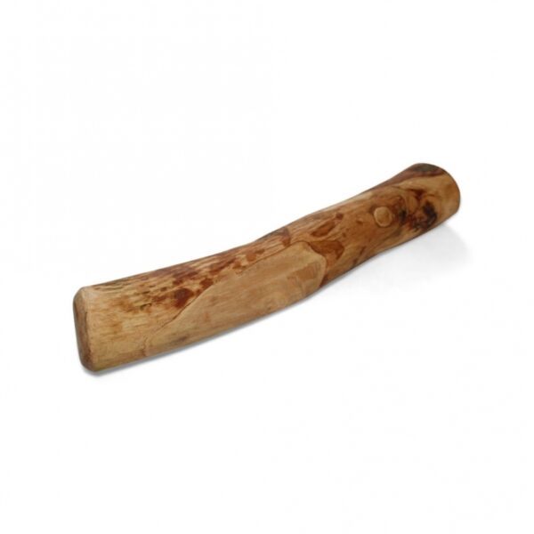 Hunde haben ein natürliches Bedürfnis, auf Holz zu kauen, und das Olivenholz bietet die perfekte Lösung, um dieses Kauen zu befriedigen. Bei jedem Spaziergang durch den Wald nehmen viele Hunde einen Stock oder ein Stück Holz mit nach Hause. Unsere hochwertigen Olivenholz Kaustangen sind eine ausgezeichnete Alternative zu den beliebten Gorilla Kauholz- und Kaustangen. Mit ihrer leicht angeschliffenen Rinde sind sie besonders verlockend für Ihren Vierbeiner. Das Olivenholz zerkaut Ihr Hund in kleine, gefahrlose Fasern, die problemlos heruntergeschluckt und auf natürliche Weise verdaut werden können, ohne dass Splitter entstehen, die Ihrem Hund schaden könnten. So garantieren die Olivenholz Kaustangen nicht nur Kauspaß, sondern minimieren auch das Verletzungsrisiko. **Vorteile der Olivenholz Kaustangen auf einen Blick:** - Geruchsarm und angenehm für die Wohnung - Kein Verletzungsrisiko durch splitterfreies Holz - Keine Gewichtszunahme, da es sich um ein natürliches Produkt handelt - Ungiftig und sicher für Ihren Hund - Unwiderstehlicher natürlicher Geschmack dank der teilweise erhaltenen Rinde - Die Fasern lösen sich auf, sodass sie unbedenklich geschluckt werden können Bitte wählen Sie die Größe der Kaustangen entsprechend der Größe und Beißkraft Ihres Hundes aus. Größe S wiegt ca. 40g - 99g. Gönnen Sie Ihrem Hund das beste Kauvergnügen mit unseren Olivenholz Kaustangen!