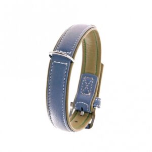 Entdecken Sie den zeitlosen Vintage Trend mit diesem einzigartigen Accessoire, das in einem farbenfrohen Rauchblau und Moosgrün erstrahlt. Hergestellt aus hochwertigem, genähtem Vollrindleder, bietet dieses Produkt nicht nur edle Optik, sondern auch eine außergewöhnliche Langlebigkeit. Die handselektierten Lederhäute von Weiderindern garantieren höchste Qualität, während die verchromten Beschläge einen modernen Akzent setzen. Mit einer Gesamtlänge von ca. 60 cm und einer Breite von ca. 40 mm ist dieses handwerklich in Deutschland verarbeitete Stück sowohl funktional als auch stilvoll. Holen Sie sich ein Stück Qualität und Eleganz in Ihr Zuhause!