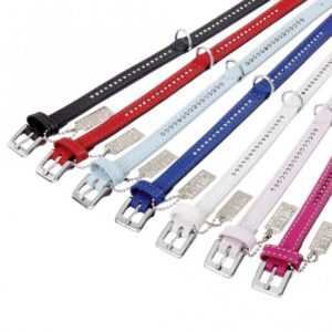 Entdecken Sie unser VINTAGE Strasshalsband, ein echtes Highlight der Feinlederserie im angesagten Retrolook. Dieses elegante Halsband ist üppig mit modischem Strass in glasreiner Qualität besetzt und sorgt für ein funkelndes Erscheinungsbild. Hergestellt aus weichem Feinleder, bietet es nicht nur beste Verarbeitungsqualität, sondern auch hohe Strapazierfähigkeit und Langlebigkeit. Der Strassbesatz ist sicher zwischen den Lagen des Leders eingenäht und begeistert durch sein feuriges Funkeln im Licht. Mit einer Gesamtlänge von 24 cm und einer Breite von 10 mm ist es das perfekte Accessoire für stilbewusste Hunde. Alle Halsbänder dieser edlen Vintage-Reihe werden in Handarbeit in Deutschland gefertigt und zeichnen sich durch ihre reißfeste und strapazierfähige Verarbeitung aus. Gönnen Sie Ihrem Liebling das Beste – mit unserem hochwertigen VINTAGE Strasshalsband in klassischem Schwarz!
