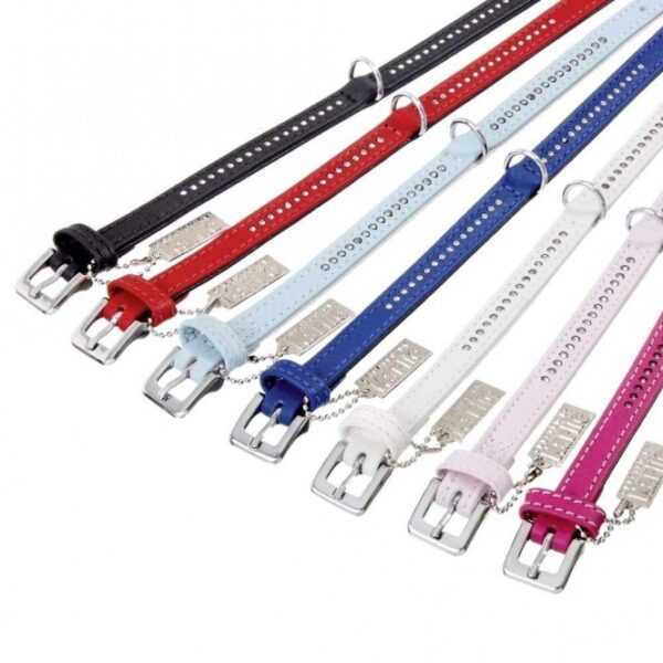 Entdecken Sie unser VINTAGE Strasshalsband, ein echtes Highlight der Feinlederserie im angesagten Retrolook. Dieses elegante Halsband ist üppig mit modischem Strass in glasreiner Qualität besetzt und sorgt für ein funkelndes Erscheinungsbild. Hergestellt aus weichem Feinleder, bietet es nicht nur beste Verarbeitungsqualität, sondern auch hohe Strapazierfähigkeit und Langlebigkeit. Der Strassbesatz ist sicher zwischen den Lagen des Leders eingenäht und begeistert durch sein feuriges Funkeln im Licht. Mit einer Gesamtlänge von 24 cm und einer Breite von 10 mm ist es das perfekte Accessoire für stilbewusste Hunde. Alle Halsbänder dieser edlen Vintage-Reihe werden in Handarbeit in Deutschland gefertigt und zeichnen sich durch ihre reißfeste und strapazierfähige Verarbeitung aus. Gönnen Sie Ihrem Liebling das Beste – mit unserem hochwertigen VINTAGE Strasshalsband in klassischem Schwarz!