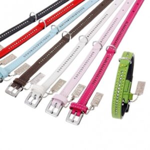 Entdecken Sie unser VINTAGE Strasshalsband, das in einer exquisiten Feinlederserie im angesagten Retrolook gefertigt ist. Dieses elegante Halsband ist üppig mit modischem Strass in glasreiner Qualität besetzt, der für ein feuriges Funkeln im Licht sorgt. Hergestellt aus hochwertigem, weichem Feinleder, überzeugt es durch beste Verarbeitungsqualität und Langlebigkeit. Der Strassbesatz ist sicher zwischen den Lagen des Leders eingenäht, was das Halsband besonders strapazierfähig und reißfest macht. Mit einer Gesamtlänge von 24 cm und einer Breite von 10 mm ist es das ideale Accessoire für stilbewusste Hunde. Unsere Vintage-Reihe bietet edle Lederleinen und Halsbänder in modischen Trendfarben, die alle in Handarbeit in Deutschland hergestellt und handvernäht sind. Wählen Sie Qualität und Stil für Ihren Vierbeiner!