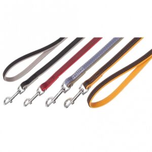 Entdecken Sie den zeitlosen Vintage Trend mit diesem einzigartigen, farbenfrohen Accessoire aus hochwertigem, genähtem Vollrindleder. Die edlen verchromten Beschläge und die handselektierten Lederhäute von Weiderindern sorgen für eine erstklassige Qualität, die in Deutschland handwerklich verarbeitet wird. In der stilvollen Farbkomposition Rauchblau und Moosgrün ist dieses Produkt nicht nur ein Blickfang, sondern auch äußerst langlebig. Mit einer Länge von ca. 100 cm und einer Breite von ca. 18 mm ist es das perfekte Accessoire für jeden Anlass. Gönnen Sie sich diesen eleganten und praktischen Begleiter, der sowohl Funktionalität als auch Stil vereint!