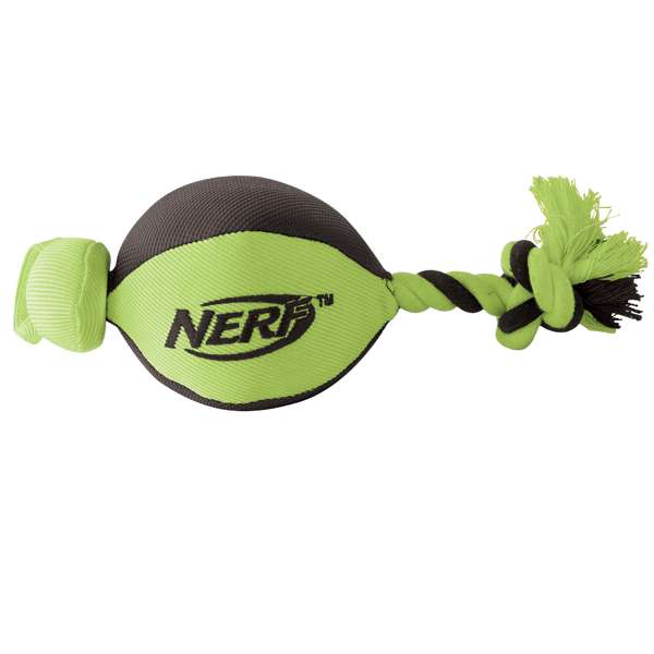Entdecken Sie die NERF DOG Footballkatapult, ein hochwertiges Hundespielzeug, das für stundenlangen Spaß und Aktivität sorgt! Dank des robusten Gummis kann der Ball bis zu 30 Meter weit geschleudert werden, ideal für ausgiebige Spiele im Freien. Die NERF DOG Hundespielzeuge zeichnen sich durch ihr funktionelles Design und langlebige Materialien aus. Die Füllung aus Polycotton, der Naturkautschuk sowie die 3-fachen Nylonnähte garantieren eine intensive Nutzung über lange Zeit. Mit einer Größe von ca. 25,4 cm und in verschiedenen Farben erhältlich, ist dieses Spielzeug perfekt für jeden Hund. Erleben Sie die Kombination aus Qualität und Spaß mit dem NERF DOG Footballkatapult!
