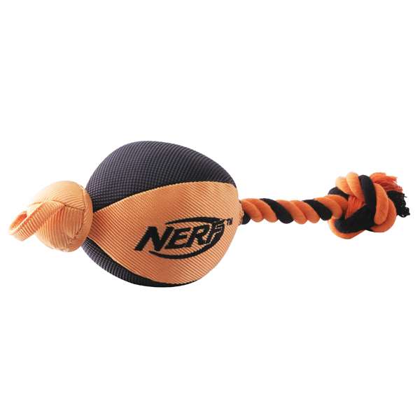 Entdecken Sie die NERF DOG Footballkatapult, ein hochwertiges Hundespielzeug, das für stundenlangen Spaß und Aktivität sorgt! Dank des robusten Gummis kann der Ball bis zu 30 Meter weit geschleudert werden, ideal für ausgiebige Spiele im Freien. Die NERF DOG Hundespielzeuge zeichnen sich durch ihr funktionelles Design und langlebige Materialien aus. Die Füllung aus Polycotton, der Naturkautschuk sowie die 3-fachen Nylonnähte garantieren eine intensive Nutzung über lange Zeit. Mit einer Größe von ca. 25,4 cm und in verschiedenen Farben erhältlich, ist dieses Spielzeug perfekt für jeden Hund. Erleben Sie die Kombination aus Qualität und Spaß mit dem NERF DOG Footballkatapult!