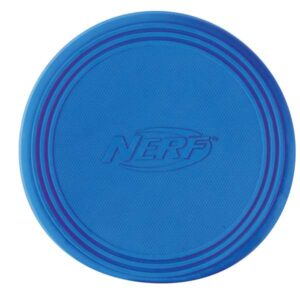 Entdecken Sie den NERF DOG Gummi-Frisbee, das ideale Hundespielzeug für stundenlangen Spaß im Freien! Dieses hochwertige Spielzeug kombiniert funktionelles Design mit strapazierfähigen Materialien wie Polycotton und Naturkautschuk, die eine intensive Nutzung über einen langen Zeitraum ermöglichen. Dank der robusten 3-fachen Nylonnähte ist der Frisbee besonders langlebig und widerstandsfähig. Mit einem Durchmesser von ca. 22,9 cm eignet sich dieser Gummi-Frisbee perfekt für alle Hunderassen. Bitte beachten Sie, dass die Farben variieren können und eine Farbwahl nicht möglich ist. Bereiten Sie Ihrem Vierbeiner unvergessliche Spielmomente mit diesem erstklassigen NERF DOG Spielzeug!