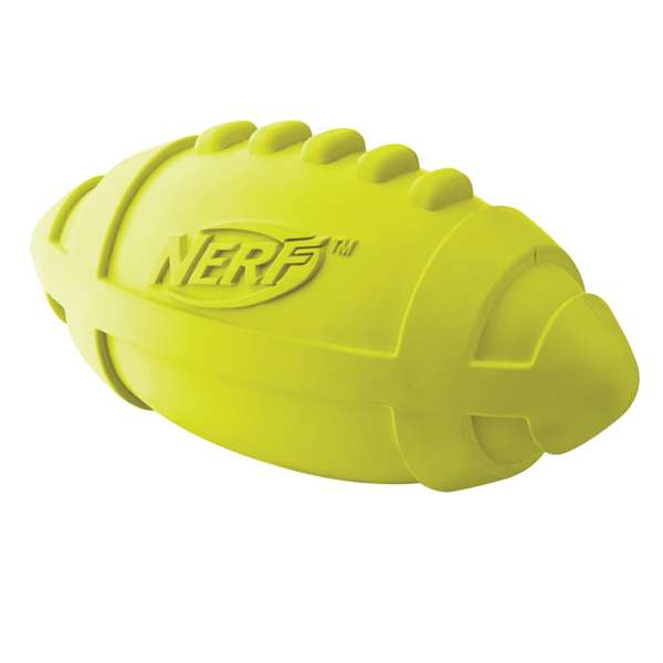 Der NERF DOG Gummifootball mit Squeeker ist das ideale Spielzeug für aktive Hunde, das aus strapazierfähigem Gummi gefertigt ist und mit einem aufregenden Squeeker ausgestattet ist. Dieses hochwertige Hundespielzeug vereint funktionelles Design mit speziellen Materialien, die eine intensive Nutzung über lange Zeit ermöglichen. Die Füllung aus Polycotton und Naturkautschuk sowie die robusten 3-fachen Nylonnähte garantieren stundenlangen Spielspaß und hohe Qualität. Erhältlich in verschiedenen Farben, sorgt der NERF DOG Squeak Football für abwechslungsreiche Spielstunden im Freien oder drinnen. Bitte beachten Sie, dass die Farbwahl je nach Lagerbestand erfolgt, sodass Sie eine Überraschung erhalten!
