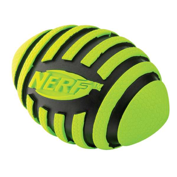Die NERF DOG Hundespielzeuge sind die perfekte Wahl für aktive Hunde und bieten ein optimales, funktionales Design aus hochwertigen Materialien, die eine intensive Nutzung über lange Zeit ermöglichen. Der Squeak Spiral Football ist ein innovativer, gestreifter Gummifootball, der mit aufregenden Quietsch-Geräuschen für jede Menge Spaß sorgt. Mit einer Größe von ca. 9 cm ist er ideal für das Spiel im Park oder im Garten. Erhältlich in den lebendigen Farben Grün, Orange oder Rot – die Farbwahl erfolgt je nach Lagerbestand. Entdecken Sie die hohe Qualität und den Spielspaß, den die NERF DOG Spielzeuge Ihrem Vierbeiner bieten!