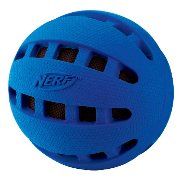 Der NERF DOG Kauball mit Squeeker ist das perfekte Hundespielzeug für stundenlangen Spielspaß! Mit seiner robusten Gummischale und der weichen Plüschfüllung vereint er funktionelles Design mit hochwertigen Materialien. Die spezielle Füllung aus Polycotton und Naturkautschuk sorgt dafür, dass der Kauball auch bei intensiver Nutzung lange hält. Dank der dreifachen Nylonnähte ist er besonders strapazierfähig und bietet Ihrem Hund ein sicheres Spielerlebnis. Mit einem Durchmesser von ca. 6,35 cm und in verschiedenen Farben erhältlich, ist dieser Kauball ein absolutes Must-Have für jeden Hundebesitzer, der Wert auf Qualität und Langlebigkeit legt. Bitte beachten Sie, dass die Farbe je nach Lagerbestand ausgewählt wird. Holen Sie sich jetzt dieses hochwertige Hundespielzeug und fördern Sie die Freude Ihres Vierbeiners!