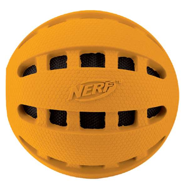 Der NERF DOG Kauball mit Squeeker ist das perfekte Hundespielzeug für stundenlangen Spielspaß! Mit seiner robusten Gummischale und der weichen Plüschfüllung vereint er funktionelles Design mit hochwertigen Materialien. Die spezielle Füllung aus Polycotton und Naturkautschuk sorgt dafür, dass der Kauball auch bei intensiver Nutzung lange hält. Dank der dreifachen Nylonnähte ist er besonders strapazierfähig und bietet Ihrem Hund ein sicheres Spielerlebnis. Mit einem Durchmesser von ca. 6,35 cm und in verschiedenen Farben erhältlich, ist dieser Kauball ein absolutes Must-Have für jeden Hundebesitzer, der Wert auf Qualität und Langlebigkeit legt. Bitte beachten Sie, dass die Farbe je nach Lagerbestand ausgewählt wird. Holen Sie sich jetzt dieses hochwertige Hundespielzeug und fördern Sie die Freude Ihres Vierbeiners!