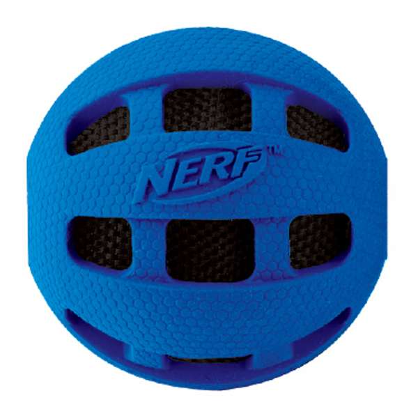 Der NERF DOG Kauball mit Squeeker ist das perfekte Hundespielzeug für stundenlangen Spielspaß! Mit seiner robusten Gummischale und der weichen Plüschfüllung vereint er funktionelles Design mit hochwertigen Materialien. Die spezielle Füllung aus Polycotton und Naturkautschuk sorgt dafür, dass der Kauball auch bei intensiver Nutzung lange hält. Dank der dreifachen Nylonnähte ist er besonders strapazierfähig und bietet Ihrem Hund ein sicheres Spielerlebnis. Mit einem Durchmesser von ca. 6,35 cm und in verschiedenen Farben erhältlich, ist dieser Kauball ein absolutes Must-Have für jeden Hundebesitzer, der Wert auf Qualität und Langlebigkeit legt. Bitte beachten Sie, dass die Farbe je nach Lagerbestand ausgewählt wird. Holen Sie sich jetzt dieses hochwertige Hundespielzeug und fördern Sie die Freude Ihres Vierbeiners!