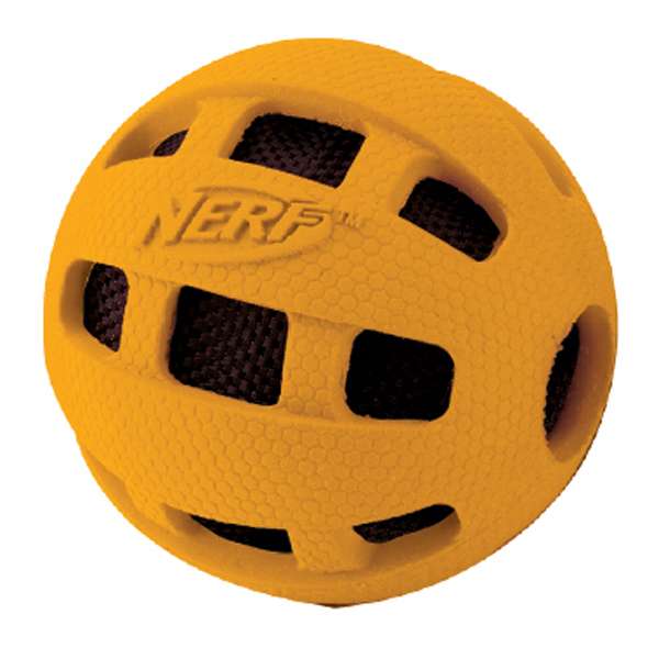Der NERF DOG Kauball mit Squeeker ist das perfekte Hundespielzeug für stundenlangen Spielspaß! Mit seiner robusten Gummischale und der weichen Plüschfüllung vereint er funktionelles Design mit hochwertigen Materialien. Die spezielle Füllung aus Polycotton und Naturkautschuk sorgt dafür, dass der Kauball auch bei intensiver Nutzung lange hält. Dank der dreifachen Nylonnähte ist er besonders strapazierfähig und bietet Ihrem Hund ein sicheres Spielerlebnis. Mit einem Durchmesser von ca. 6,35 cm und in verschiedenen Farben erhältlich, ist dieser Kauball ein absolutes Must-Have für jeden Hundebesitzer, der Wert auf Qualität und Langlebigkeit legt. Bitte beachten Sie, dass die Farbe je nach Lagerbestand ausgewählt wird. Holen Sie sich jetzt dieses hochwertige Hundespielzeug und fördern Sie die Freude Ihres Vierbeiners!