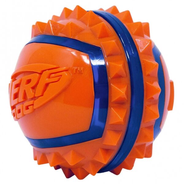 Die NERF DOG Hundespielzeuge sind die perfekte Wahl für aktive Hunde und ihre Besitzer, da sie ein optimales und funktionales Design mit hochwertigen Materialien kombinieren. Der Mega Tuff Spike Ball, hergestellt aus strapazierfähigem TPR, ist ideal für intensives Kauen und hält auch den stärksten Zähnen stand. Seine speziellen Rillen und Zacken erleichtern das Greifen sowohl für Mensch als auch Tier und sorgen zusätzlich für eine gründliche Zahnreinigung bei Ihrem Hund. In den lebhaften Farben Blau und Orange und mit einem Durchmesser von ca. 9 cm ist dieser Ball nicht nur robust, sondern auch ein echter Hingucker. Investieren Sie in Spielzeug, das lange Freude bereitet – für gesunde und glückliche Hunde!