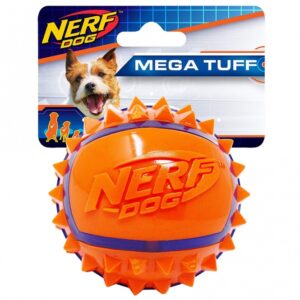 Die NERF DOG Hundespielzeuge sind die perfekte Wahl für aktive Hunde und ihre Besitzer, da sie ein optimales und funktionales Design mit hochwertigen Materialien kombinieren, die eine intensive Nutzung über einen langen Zeitraum ermöglichen. Der Mega Tuff Spike Ball, gefertigt aus strapazierfähigem TPR, ist besonders langlebig und hält auch dem stärksten Kauen stand. Die speziellen Rillen und Zacken fördern nicht nur das Greifen für Mensch und Tier, sondern tragen auch zur Zahnreinigung Ihres Hundes bei. In der auffälligen Farbe Blau/Orange und mit einem Durchmesser von ca. 6,3 cm ist dieser Spielzeugball nicht nur ein echter Blickfang, sondern auch ein hochwertiges Produkt, das für stundenlangen Spielspaß sorgt. Entdecken Sie die Vorteile von NERF DOG und bieten Sie Ihrem Hund das beste Spielzeug für unvergessliche Momente!