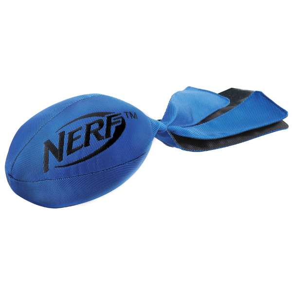 Der NERF DOG Helikopterfootball ist das ideale Spielzeug für aktive Hunde und bietet stundenlangen Spaß und Unterhaltung. Hergestellt aus widerstandsfähigem Nylon mit einer reißfesten Beschichtung, ist dieser Retriever Football drei Mal stärker als herkömmlicher Plüsch. Die Kombination aus hochwertigem Polycotton, Naturkautschuk und dreifachen Nylonnähten sorgt dafür, dass das Spielzeug auch intensiven Spielstunden standhält. Mit einer Größe von ca. 31,8 cm und in verschiedenen Farben erhältlich, ist der NERF DOG Helikopterfootball ein langlebiges und funktionelles Hundespielzeug, das sowohl für drinnen als auch draußen geeignet ist. Perfekt für Hundebesitzer, die Wert auf Qualität und Langlebigkeit legen!