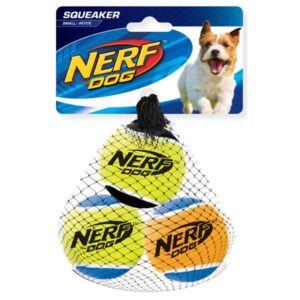 Die NERF DOG Hundespielzeuge bieten eine perfekte Kombination aus hochwertigem Design und robusten Materialien, die für stundenlangen Spielspaß sorgen. Diese langlebigen Spielzeuge sind mit einer speziellen Füllung aus Polycotton und Naturkautschuk sowie stabilen 3-fachen Nylonnähten ausgestattet, was sie ideal für aktive Hunde macht. Besonders die Tennisbälle mit einem lustigen Quietsch-Geräusch sind das beste Spielzeug für alle Hunde, die Ballspiele lieben. Erhältlich in vier verschiedenen Durchmessern, finden Sie für jeden Hund die passende Größe – Größe S hat einen Durchmesser von ca. 5,1 cm und kommt im praktischen Set mit 3 Bällen. Investieren Sie in Qualitätsspielzeuge, die den Spieltrieb Ihres Vierbeiners fördern und gleichzeitig langlebig sind!
