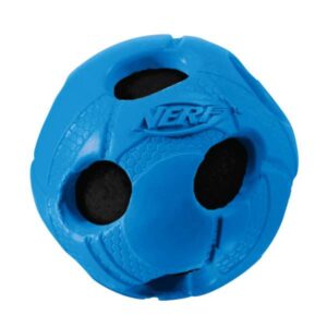 Die NERF DOG Hundespielzeuge sind die perfekte Wahl für aktive Hunde und bieten ein optimales, funktionales Design aus hochwertigen Materialien. Diese langlebigen Spielzeuge sind ideal für stundenlangen Spaß und intensive Nutzung, dank der speziellen Füllung aus Polycotton und Naturkautschuk sowie den robusten 3-fachen Nylonnähten. Besonders hervorzuheben ist der Wrapped Bash Ball, ein gummiummantelter Ball, der mit seinen animierenden Quietsch-Geräuschen für zusätzliche Freude sorgt. Mit einer Größe von ca. 8,9 cm ist er ideal für mittelgroße bis große Hunde. Die verfügbaren Farben sind Rot, Blau oder Grün, wobei die Farbwahl je nach Lagerbestand erfolgt. Investieren Sie in ein qualitativ hochwertiges Spielzeug, das Ihrem Hund endlosen Spielspaß bietet!