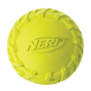 Die NERF DOG Hundespielzeuge sind die perfekte Wahl für aktive Hunde und ihre Besitzer. Sie kombinieren ein optimales und funktionales Design mit hochwertigen Materialien, die eine intensive Nutzung über lange Zeiträume ermöglichen. Der Trax Tire Sqeck Ball ist ein besonders robuster Gummiball, der mit aufregenden Quietsch-Geräuschen begeistert und ein einzigartiges Reifenprofil aufweist, das für zusätzlichen Spielspaß sorgt. Mit einem Durchmesser von ca. 7,6 cm in der Größe Medium ist dieser Ball ideal für mittelgroße Hunde. Erhältlich in den lebhaften Farben Grün oder Rot – die Auswahl erfolgt je nach Lagerbestand. Investieren Sie in dieses langlebige und unterhaltsame Hundespielzeug, das die Spielzeit Ihres Hundes bereichert!