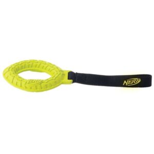 Die NERF DOG Hundespielzeuge sind die perfekte Wahl für aktive Hunde und bieten sowohl ein durchdachtes Design als auch hochwertige Materialien, die eine langfristige Nutzung garantieren. Der Trax Tire Glide Tug ist ein robuster Zugring mit einem speziellen Reifenprofil, der sich ideal für spannende Zug- und Zerrspiele eignet. Mit einer Größe von etwa 27,9 cm und einer stabilen Handschlaufe ist dieses Spielzeug sowohl für kleine als auch große Hunde geeignet. Erhältlich in den Farben Blau oder Grün, wobei die Farbwahl je nach Lagerbestand erfolgt. Investieren Sie in dieses langlebige und funktionale Hundespielzeug und fördern Sie die Spiel- und Bewegungsfreude Ihres Vierbeiners!