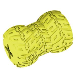 Die NERF DOG Hundespielzeuge sind die perfekte Wahl für aktive Hunde und ihre Besitzer, da sie ein optimales und funktionales Design mit hochwertigen Materialien kombinieren, die eine intensive Nutzung über lange Zeit ermöglichen. Der Trax Tire Feeder ist ein innovatives, befüllbares Gummispielzeug in Reifenform, das speziell für die Spielbedürfnisse Ihres Hundes entwickelt wurde. Füllen Sie das Spielzeug mit den Lieblingsleckereien Ihres Hundes, die dann beim Spielen durch die kreuz- und sternförmigen Öffnungen nach und nach herausfallen. Dies sorgt für eine spannende Beschäftigung mit einem tollen Belohnungseffekt. Mit einer Größe von ca. 7 cm ist der Trax Tire Feeder in den Farben Blau oder Grün erhältlich, wobei die Farbwahl je nach Lagerbestand erfolgt. Investieren Sie in dieses hochwertige Hundespielzeug und fördern Sie die Spiel- und Lernfreude Ihres Vierbeiners!