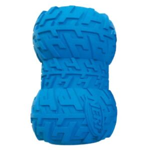 Die NERF DOG Hundespielzeuge bieten eine perfekte Kombination aus funktionalem Design und langlebigen Materialien, die für eine intensive Nutzung ausgelegt sind. Der Trax Tire Feeder ist ein innovatives, befüllbares Gummispielzeug mit einem einzigartigen Reifenprofil. Füllen Sie es mit den Lieblingsleckereien Ihres Hundes, die beim Spielen durch spezielle Öffnungen in Kreuz- und Sternform nach und nach herausfallen. Dieses Spielzeug sorgt für eine spannende Beschäftigung und einen tollen Belohnungseffekt, der Ihren Hund aktiv hält. Mit einer Größe von ca. 10,2 cm ist der Trax Tire Feeder in den Farben Blau oder Rot erhältlich – die Farbwahl erfolgt je nach Lagerbestand. Investieren Sie in hochwertige Hundespielzeuge, die Spaß und Freude für Ihren vierbeinigen Freund bieten!