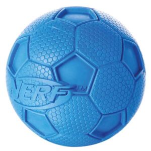 Der NERF DOG Gummi-Fußball mit Squeaker ist das ideale Spielzeug für aktive Hunde. Hergestellt aus strapazierfähigem Gummi, bietet dieser Squeak Soccer Ball nicht nur hohen Spielspaß, sondern auch eine lange Lebensdauer. Die spezielle Materialkombination sorgt dafür, dass Ihr Hund auch bei intensiver Nutzung Freude am Spielen hat. Mit einem Durchmesser von ca. 8,2 cm eignet sich dieser Fußball perfekt für kleine bis mittelgroße Hunde. Bitte beachten Sie, dass die Farben variieren und eine Farbwahl leider nicht möglich ist. Holen Sie sich jetzt diesen hochwertigen NERF DOG Fußball und bieten Sie Ihrem Hund stundenlangen Spielspaß!