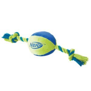 Die NERF DOG Hundespielzeuge bieten eine perfekte Kombination aus hochwertigem Design und strapazierfähigen Materialien, die selbst intensiven Spielspaß über lange Zeit ermöglichen. Der Ultraplush Trackshot Tuff Tug ist ein widerstandsfähiger Nylonfootball mit einem robusten Tau und weichem Plüsch, der durch ein spannendes Quietsch-Geräusch zum Spielen anregt. Mit seiner extrastarken, reißfesten Netzunterfütterung, doppelten Nähten und einer wasserabweisenden Gummierung sorgt er für optimale Griffigkeit und Langlebigkeit. Dieser ca. 38 cm große Hundespielzeug ist in den Farben grün-blau oder orange-blau erhältlich, wobei die Farbwahl je nach Lagerbestand erfolgt. Entdecken Sie die besten Hundespielzeuge für aktives Spielen und Training mit NERF DOG!