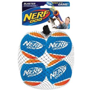 Die Tennisball Blaster Ersatzbälle sind die perfekte Ergänzung für Ihre NERF DOG Tennisball Blaster - Ballkanone. Dieses hochwertige 4er Set besteht aus robustem Gummi und weichem Filz, wodurch die Bälle nicht nur langlebig, sondern auch schwimmfähig sind. Mit einem Gewicht, das 30% leichter ist als bei herkömmlichen Tennisbällen, bieten sie ein optimales Spielerlebnis für Ihren Hund. Die auffällige blau-orange Farbe sorgt dafür, dass die Bälle leicht zu finden sind, egal ob im Garten oder am Wasser. Investieren Sie in die besten Ersatzbälle für stundenlangen Spielspaß und hohe Qualität!