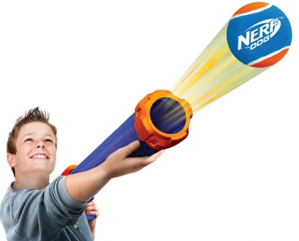 Entdecken Sie die NERF DOG Hundespielzeuge von HASBRO – die perfekte Kombination aus hochwertigem Design und langlebigen Materialien für endlosen Spielspaß mit Ihrem Vierbeiner! Die NERF Dog Tennisball-Ballkanone ist mit einem Sicherheitsabschussmechanismus ausgestattet und erreicht beeindruckende 15 Meter. Ideal für kleine Grünflächen, ermöglicht sie es Ihnen, Ihren Hund aktiv zu beschäftigen und gleichzeitig die Interaktion zu fördern. Die praktische Haltevorrichtung sorgt für einen bequemen Transport der Bälle. Diese vielseitige Ballkanone funktioniert sowohl mit den speziellen NERF-Bällen als auch mit herkömmlichen Tennisbällen. Geeignet für Hunde ab 14 Jahren, ist dieses Spielzeug ein Muss für jeden Hundebesitzer, der Spaß und Qualität sucht. Mit einer Länge von 40,6 cm ist die NERF Dog Tennisball-Ballkanone der ideale Begleiter für aufregende Spiele im Freien!