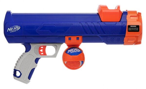 Entdecken Sie die NERF DOG Hundespielzeuge von HASBRO – die perfekte Kombination aus hochwertigem Design und langlebigen Materialien für endlosen Spielspaß mit Ihrem Vierbeiner! Die NERF Dog Tennisball-Ballkanone ist mit einem Sicherheitsabschussmechanismus ausgestattet und erreicht beeindruckende 15 Meter. Ideal für kleine Grünflächen, ermöglicht sie es Ihnen, Ihren Hund aktiv zu beschäftigen und gleichzeitig die Interaktion zu fördern. Die praktische Haltevorrichtung sorgt für einen bequemen Transport der Bälle. Diese vielseitige Ballkanone funktioniert sowohl mit den speziellen NERF-Bällen als auch mit herkömmlichen Tennisbällen. Geeignet für Hunde ab 14 Jahren, ist dieses Spielzeug ein Muss für jeden Hundebesitzer, der Spaß und Qualität sucht. Mit einer Länge von 40,6 cm ist die NERF Dog Tennisball-Ballkanone der ideale Begleiter für aufregende Spiele im Freien!