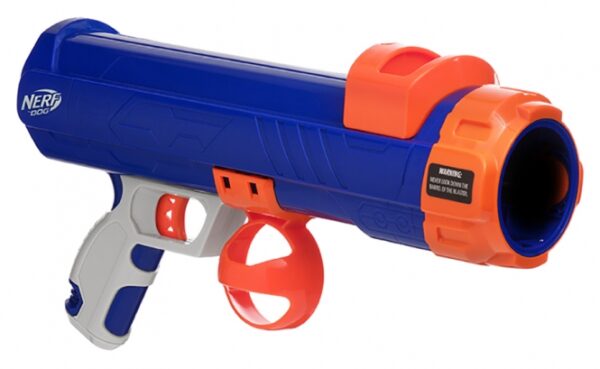 Entdecken Sie die NERF DOG Hundespielzeuge von HASBRO – die perfekte Kombination aus hochwertigem Design und langlebigen Materialien für endlosen Spielspaß mit Ihrem Vierbeiner! Die NERF Dog Tennisball-Ballkanone ist mit einem Sicherheitsabschussmechanismus ausgestattet und erreicht beeindruckende 15 Meter. Ideal für kleine Grünflächen, ermöglicht sie es Ihnen, Ihren Hund aktiv zu beschäftigen und gleichzeitig die Interaktion zu fördern. Die praktische Haltevorrichtung sorgt für einen bequemen Transport der Bälle. Diese vielseitige Ballkanone funktioniert sowohl mit den speziellen NERF-Bällen als auch mit herkömmlichen Tennisbällen. Geeignet für Hunde ab 14 Jahren, ist dieses Spielzeug ein Muss für jeden Hundebesitzer, der Spaß und Qualität sucht. Mit einer Länge von 40,6 cm ist die NERF Dog Tennisball-Ballkanone der ideale Begleiter für aufregende Spiele im Freien!
