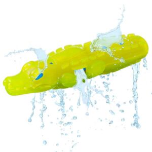Entdecken Sie die aufregenden Super Soaker Hundespielzeuge von Hasbro, die die beliebte Qualität der NERF Dog Spielzeuge mit den spritzigen und erfrischenden Eigenschaften der Super Soaker Wasserpistolen vereinen. In der warmen Jahreszeit freut sich Ihr Hund über eine erfrischende Abkühlung, und mit den Super Soaker Artikeln von NERF Dog ist der Spaß im Wasser garantiert. Alle Spielzeuge sind schwimmfähig und bieten grenzenlosen Spaß im und am Wasser. Die einzigartigen Super Soaker Schwammspielzeuge wie der Hai-Football, Alligator, Krabbenring und Kugelfisch saugen sich mit Wasser voll und sorgen für noch mehr Erfrischung – perfekt für heiße Tage. Diese Spielzeuge können sogar eingefroren werden, um zusätzlich eine kühlende Erfrischung zu bieten. Mit den Super Soaker Spielzeugen von NERF Dog erleben Sie gemeinsam mit Ihrem Hund ein unvergessliches Abenteuer beim Werfen, Ziehen, Springen und Schwimmen. Der Super Soaker Alligator mit Schwamm hat die ideale Größe von ca. 22,5 x 6,5 x 4 cm und ist ein Muss für jeden Hundeliebhaber. Sorgen Sie für frischen Spaß und hohe Qualität mit diesen fantastischen Wasserspielzeugen!
