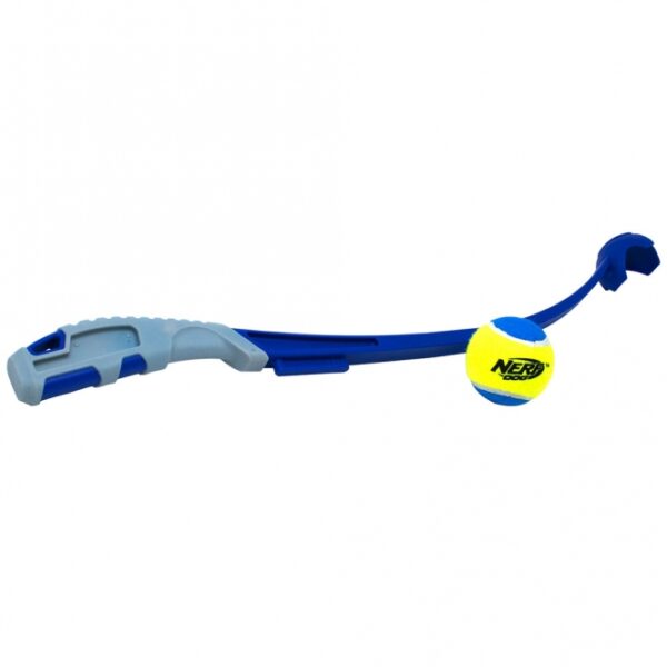 Mit dem **Air Strike Deluxe Wurfarm** wird das Werfen von Tennisbällen zum Kinderspiel! Dieser innovative Wurfarm ermöglicht es dir, Tennisbälle mühelos über große Entfernungen zu werfen, ohne dich bücken oder die Hände schmutzig machen zu müssen. Mit einer Länge von ca. 63 cm und einer stylischen Farbgestaltung in Blau/Grau ist der Wurfarm nicht nur funktional, sondern auch optisch ansprechend. Die NERF DOG Hundespielzeuge sind aus hochwertigen Materialien gefertigt, die eine intensive Nutzung über lange Zeit garantieren. Lass deinen Hund zum echten **NERF DOG** werden und erlebe, wie viel Spaß das Apportieren mit diesem praktischen Wurfarm macht! Ideal für aktive Hunde und ihre Besitzer, die nach einem **günstigen** und **hochmodernen** Spielzeug suchen.