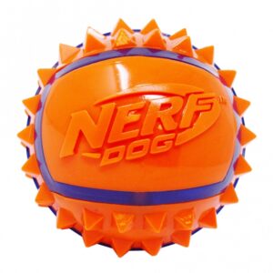 Dieser NERF Dog Spike Ball aus hochwertigem TPR mit LED-Funktion ist das perfekte Spielzeug für aktive Hunde. In den auffälligen Farben Blau und Orange zieht der Ball sofort die Aufmerksamkeit Ihres Hundes auf sich. Mit einem Durchmesser von ca. 6,3 cm ist er ideal zum Apportieren und sorgt für stundenlangen Spielspaß. Die NERF DOG Hundespielzeuge kombinieren ein durchdachtes Design mit langlebigen Materialien, die intensive Nutzung über lange Zeit ermöglichen. Lassen Sie Ihren Hund zum NERF DOG werden und entdecken Sie, wie viel Freude das Spielen mit diesem robusten und funktionalen Spielzeug bringt! Ideal für Hunde, die das Apportieren lieben und viel Bewegung brauchen.