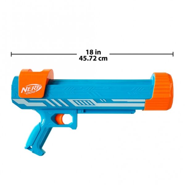 Entdecke die NERF DOG Tennisball-Ballkanone – das perfekte Hundespielzeug für aktive Hunde! Diese innovative Ballkanone schießt bis zu 30% weiter als herkömmliche Nerf Blaster, mit einer beeindruckenden Reichweite von bis zu 15 Metern. Im Lieferumfang sind 3 hochwertige Tennisbälle enthalten, die sicher im integrierten Ballkanister verstaut werden können. Mit einer Länge von ca. 45 cm und in einem frischen Hellblau ist dieses Spielzeug nicht nur funktional, sondern auch optisch ansprechend. Die NERF DOG Produkte von Hasbro kombinieren langlebige Materialien mit einem durchdachten Design, ideal für lange Spielstunden im Freien. Lass deinen Hund zum NERF DOG werden und erlebe, wie viel Spaß das Apportieren macht! Bitte beachte, dass dieses Spielzeug nur für Erwachsene geeignet ist und Kinder nur unter Aufsicht damit spielen dürfen. Funktionelle Ersatzbälle sind separat erhältlich, sodass der Spielspaß nie endet!