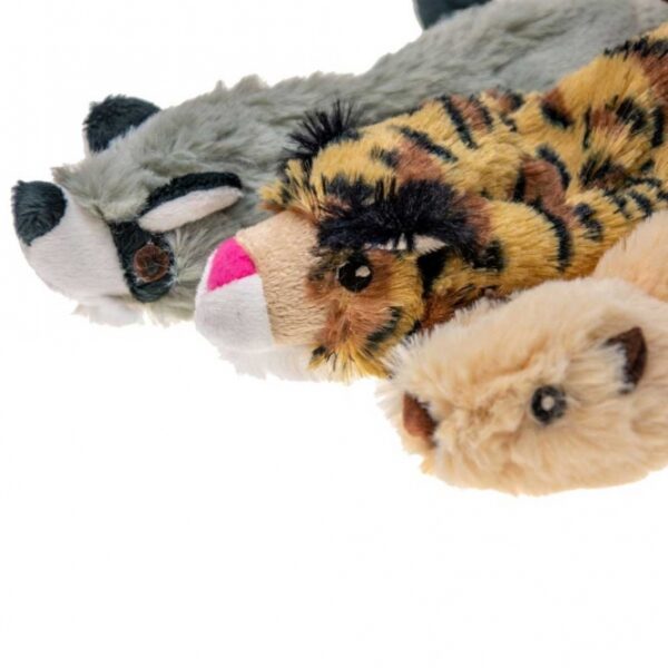 Entdecken Sie unser außergewöhnliches Plüschtier, das extra wild, weich und flach ist. Hergestellt aus hochwertigem Premium-Plüsch in einer attraktiven Wild-Zoo-Optik, bietet es nicht nur ein tolles Design, sondern auch eine angenehme Haptik. Dieses Plüschtier kommt ohne Füllung und ist mit einem praktischen Squeeker ausgestattet, der für zusätzlichen Spielspaß sorgt. Zudem ist es bei 30° waschbar, was die Pflege besonders einfach macht. Bitte beachten Sie, dass die Auswahl des Motivs je nach Lagerbestand erfolgt, sodass jedes Tier ein einzigartiges Erlebnis bietet. Holen Sie sich dieses hochwertige Plüschtier und bringen Sie Freude in Ihr Zuhause!