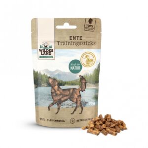 Die Wildes Land Trainingssticks Ente 70g sind der perfekte Hundesnack für ernährungssensible Hunde. Diese hochwertigen Snacks basieren auf natürlichen Zutaten und sind sowohl getreide- als auch glutenfrei. Mit einem Fleischanteil von 95 % und ausschließlich Ente als Monoprotein bieten sie eine hohe Akzeptanz bei Hunden aller Altersstufen. Die Trainingssticks sind frei von Zucker, Farb-, Aroma- und Konservierungsstoffen und werden ohne Tierversuche hergestellt. Ideal für das Hundetraining unterwegs, kommen sie in einem praktischen Beutel mit Klettverschluss, der einfach zu öffnen und zu schließen ist. Verwöhnen Sie Ihren Vierbeiner mit diesen artgerechten Belohnungen, die nicht nur für ein erfolgreiches Hundetraining wichtig sind, sondern auch die Beziehung zwischen Mensch und Tier stärken. Vertrauen Sie auf die hohe Qualität der Wildes Land Trainingssnacks für ein glückliches und gesundes Hundeleben!