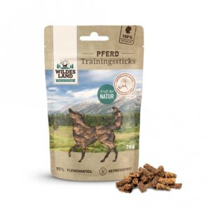 Die Wildes Land Trainingssticks Pferd 70g sind der ideale Hundesnack für ernährungssensible Vierbeiner. Diese hochwertigen Snacks sind frei von Getreide und Gluten und bestehen zu 95 % aus purem Pferdefleisch, was ihnen eine hohe Akzeptanz bei Hunden aller Altersstufen verleiht. Die getreidefreie Rezeptur und die Verwendung von Monoprotein machen die Trainingssticks zu einer gesunden Belohnung, die auch für Allergiker geeignet ist. Alle Produkte von Wildes Land sind ohne Zucker, Farb-, Aroma- und Konservierungsstoffe hergestellt und werden tierversuchsfrei produziert. Der praktische Beutel mit Klettverschluss ermöglicht ein einfaches Mitnehmen und eignet sich perfekt für das Hundetraining unterwegs. Stärken Sie die Bindung zu Ihrem Hund mit diesen natürlichen und schmackhaften Snacks, die eine positive Bestärkung beim Training unterstützen.